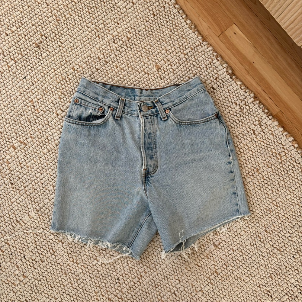 VINTAGE LEVI’S Light Wash Jean Shorts -23W